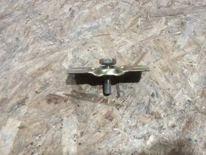 Болт крепления запасного колеса CU5W