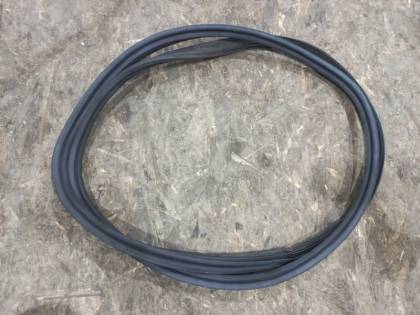 Уплотнительная резинка двери багажника VM4